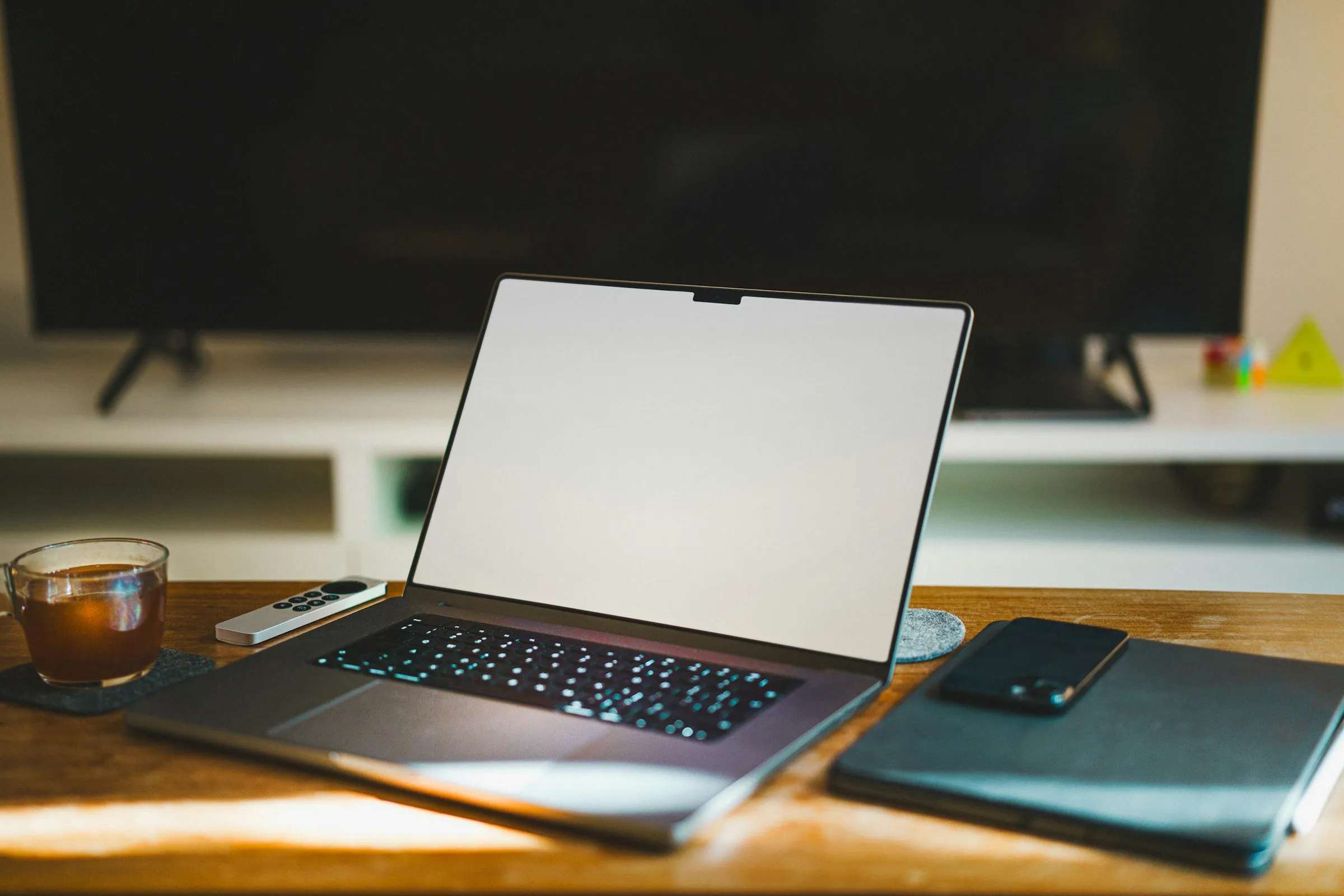 Laptop auf einem Holztisch