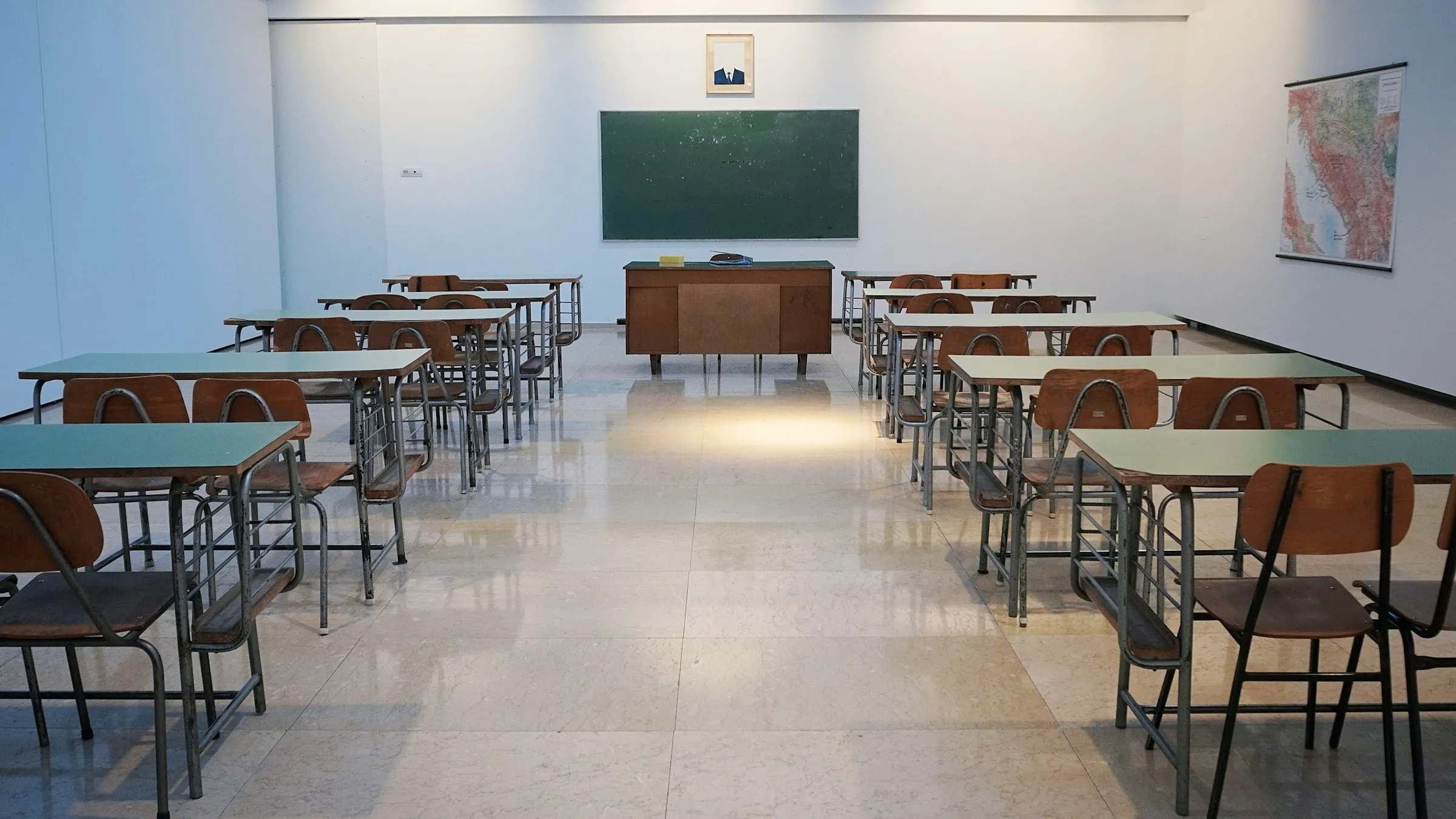 Leeres Klassenzimmer mit Tafel