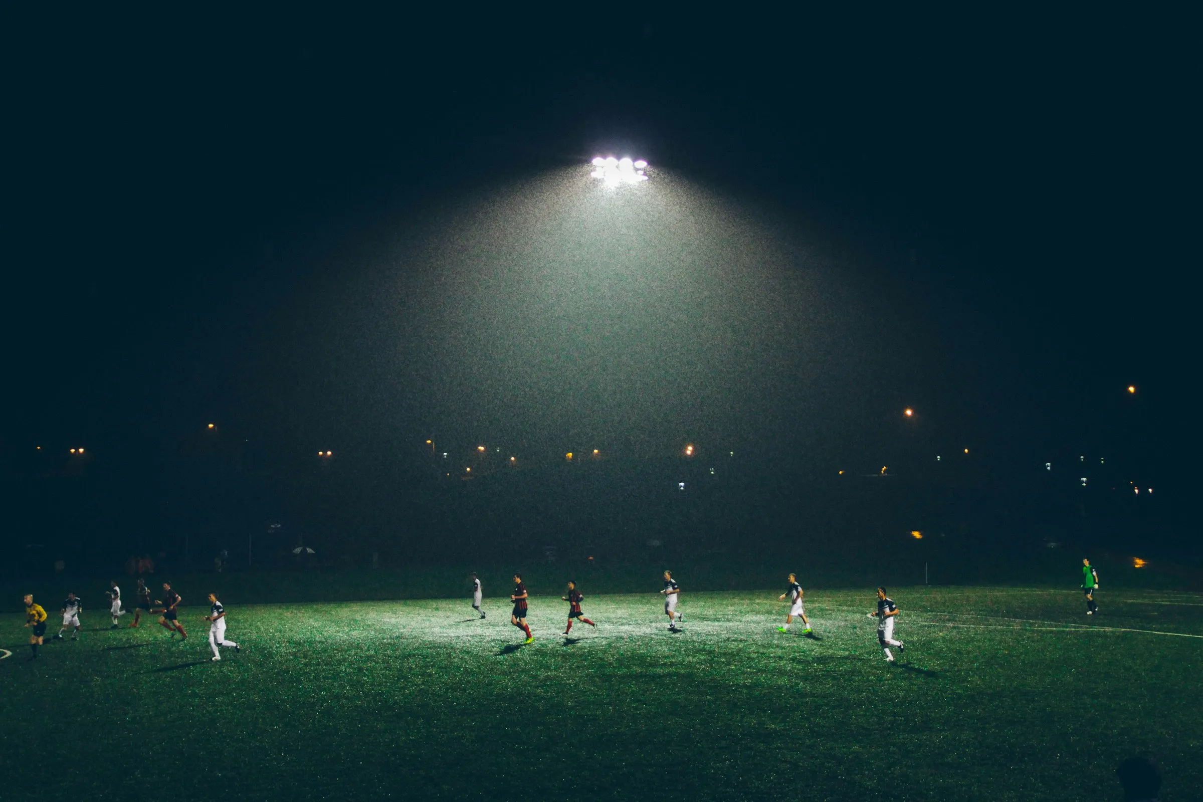 Fußballtraining unter Flutlicht