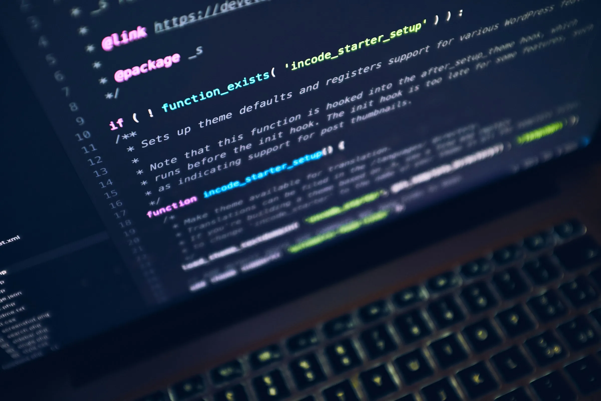Laptop mit Quelltext im Dunkeln